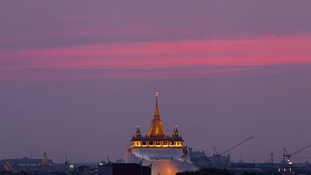 美丽的日落在金山(Wat Sraket Rajavaravihara temple)，曼谷的旅游地标，泰国视频素材