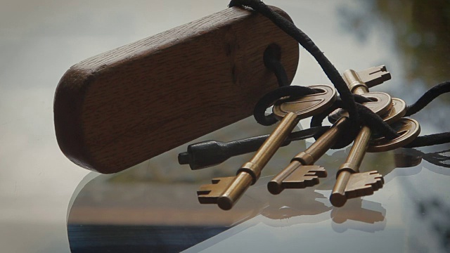青铜钥匙用细绳系在木制钥匙链上视频下载