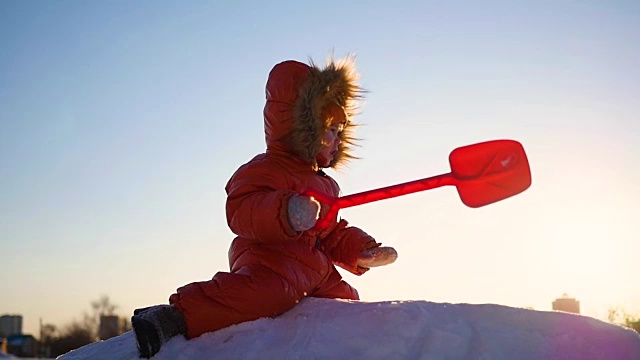 孩子们在雪山上玩耍。冬天的风景。日落时间视频下载