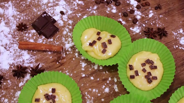 松饼的生面团，撒上巧克力块，放在特制的纸烤盘里视频素材