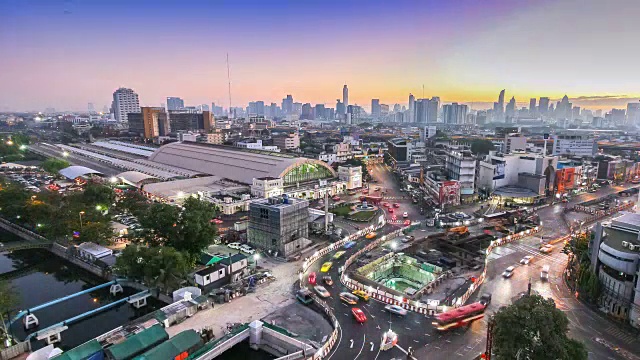泰国曼谷—2月4日，2017年2月4日，泰国曼谷Hualumpong火车站附近的Rama IV枢纽的延时视频。视频素材