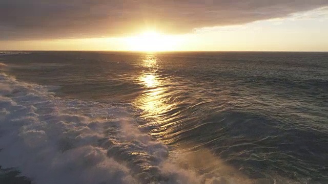 航拍的海浪和山崖在日落视频素材