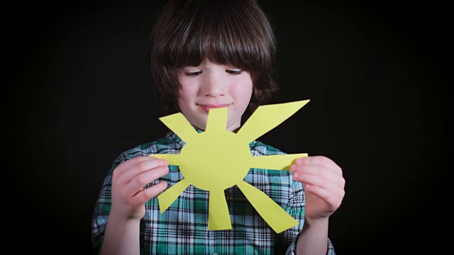 4K可爱的孩子手握纸太阳视频下载