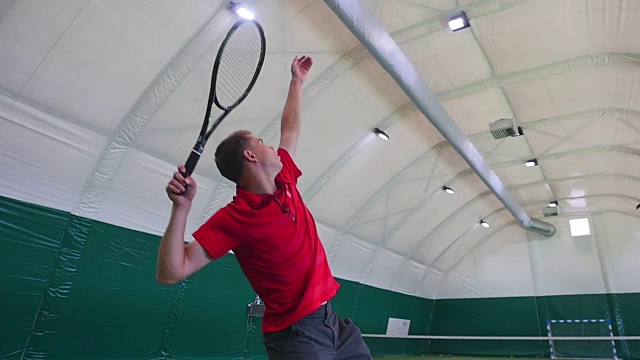 运动员在网球场上慢动作训练视频下载