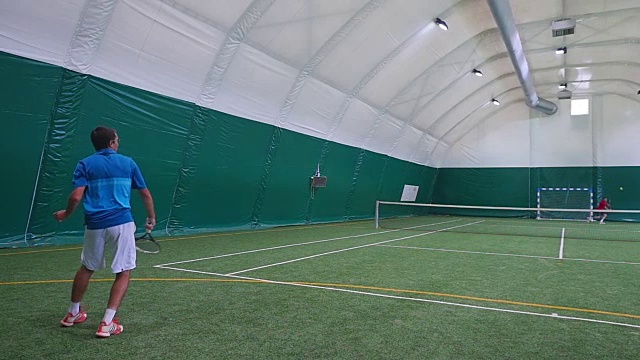 职业运动员在葛兰球场打网球视频下载