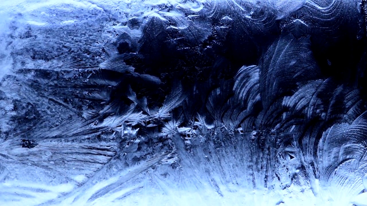 冰冻的图案从左到右覆盖着黑暗的背景视频下载