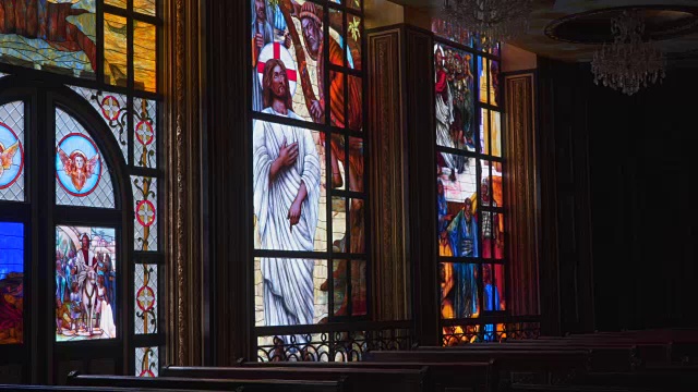 埃及科普特基督教教堂的彩色彩色玻璃窗视频素材