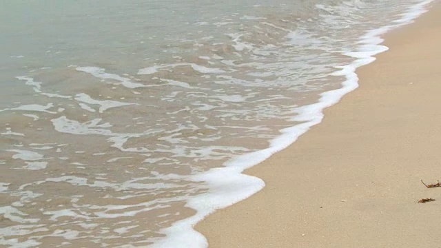 海浪涌向沙滩。视频下载