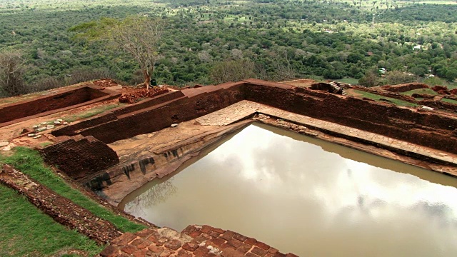 斯里兰卡西格里亚古岩石堡垒宫殿和池塘的Rsuins。视频素材
