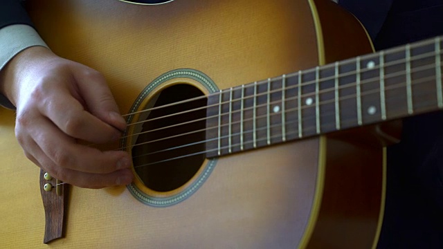 玩木吉他。Акустическаягитара视频下载