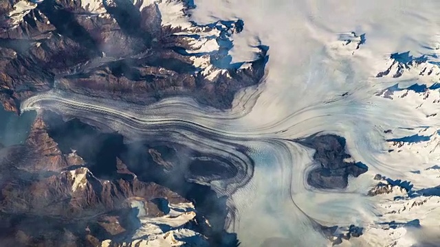 在国际空间站上飞越地球。飞过雪山，从太空鸟瞰。视频素材