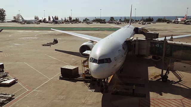 一次圈。在机场装载行李的货运汽车上飞机视频素材