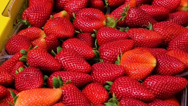 市场上的新鲜草莓即将上市视频素材