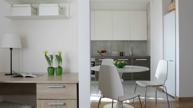 4 k。斯堪的纳维亚风格的现代公寓内部配备厨房和工作场所。运动全景视频下载