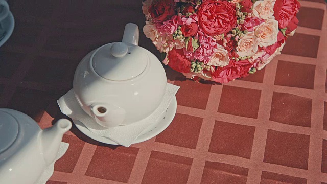 两个茶壶在桌子上视频素材