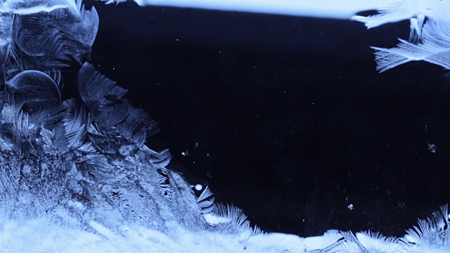 冰冻的图案覆盖了黑暗的背景视频素材
