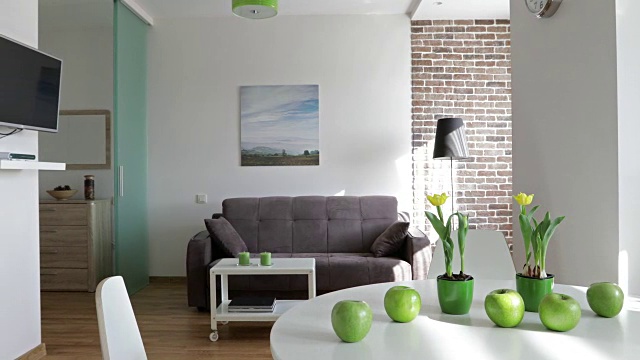4 k。斯堪的纳维亚风格的新现代公寓的内部。运动全景视频素材