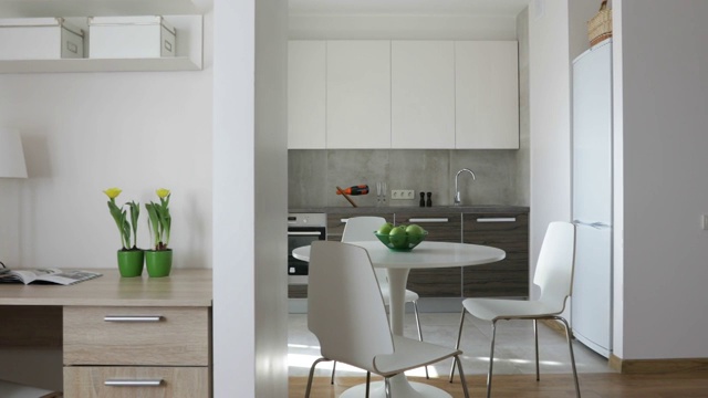 4 k。斯堪的纳维亚风格的现代公寓内部配备厨房和工作场所。运动全景视频下载