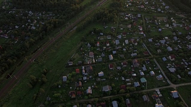 在夏天日落的乡村房子的顶视图，俄罗斯视频下载