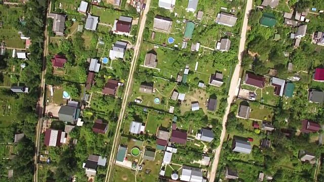 在夏天的阳光日，俄罗斯的乡村房子的顶视图视频下载