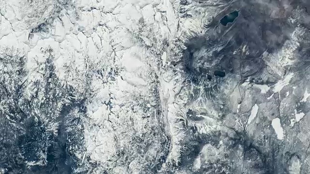 在国际空间站上飞越地球。飞越莫诺湖，加利福尼亚，从太空鸟瞰。视频素材