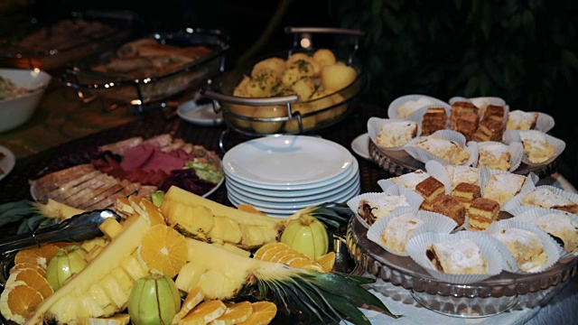 自助餐，菠萝和糖果在桌子上视频素材