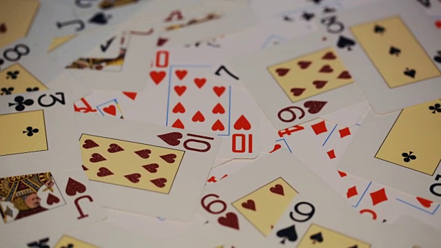 分散在桌上的扑克牌。视频下载