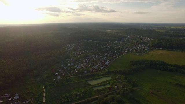森林，乡村房屋与蓝色的天空和云彩在夏季日落，俄罗斯视频下载