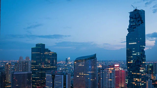 泰国日落曼谷市中心著名的屋顶全景4k时间流逝视频素材