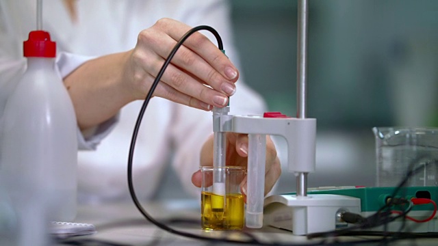 实验室玻璃器皿中液体的实验室测试。实验室设备工作视频素材