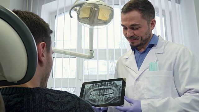 牙科专家移动触摸屏上的图像视频素材