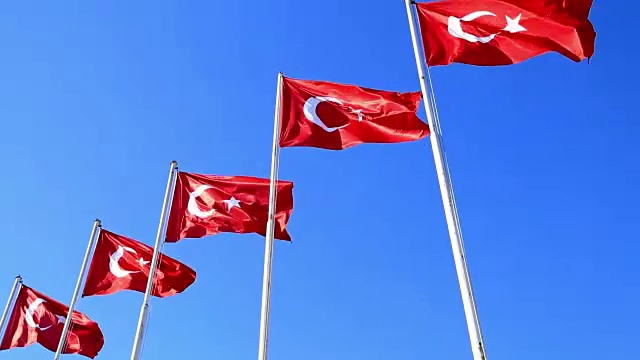 蓝色的天空中飘扬着土耳其国旗视频下载
