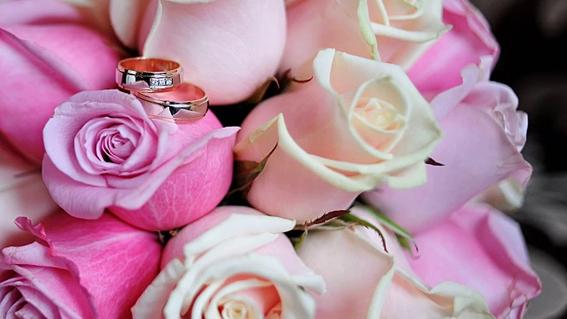 新娘花束上的两枚金戒指视频素材