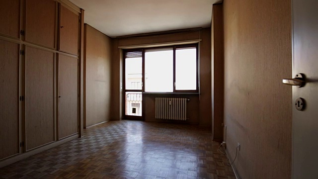 空荡荡的旧房间，木地板和棕色的挂毯视频下载
