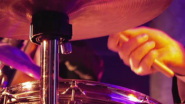 鼓手演奏架子鼓和铙钹视频素材