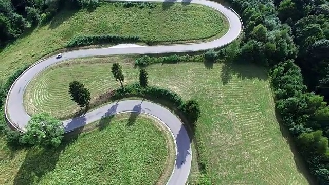 汽车在蜿蜒曲折的道路上行驶的天线视频素材