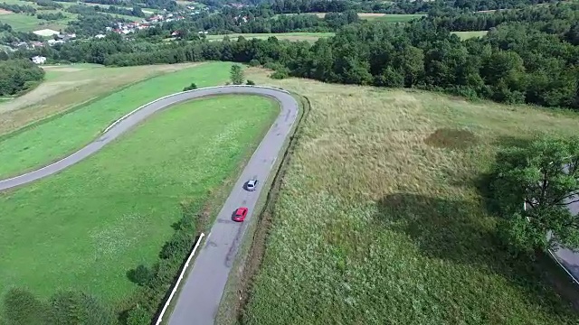 汽车在蜿蜒曲折的道路上行驶的天线视频素材