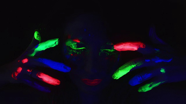 4K迪斯科发光霓虹灯化妆女人摆姿势与手视频下载