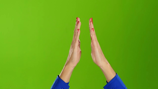 绿屏工作室。女性双手鼓掌直手腕视频下载