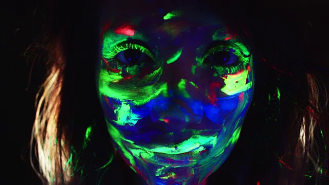 4K迪斯科霓虹UV油漆女人肖像视频下载