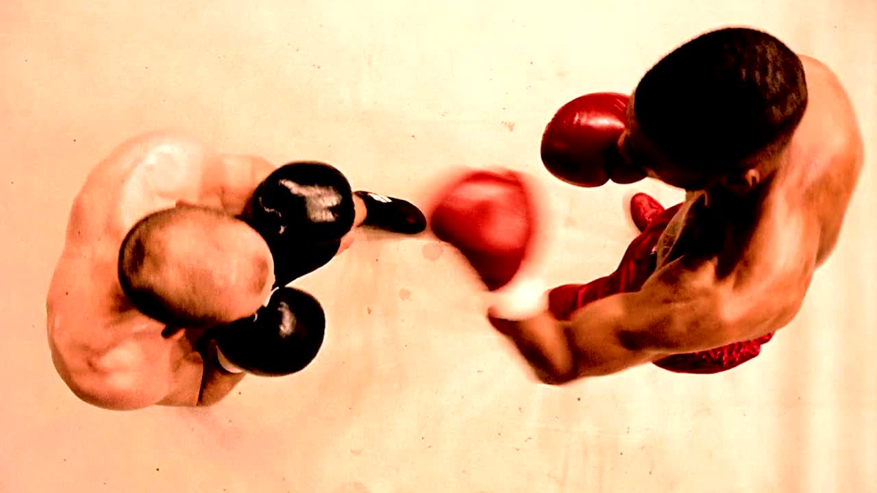 慢动作高角度中景拍摄两名拳击手在擂台上搏斗视频素材