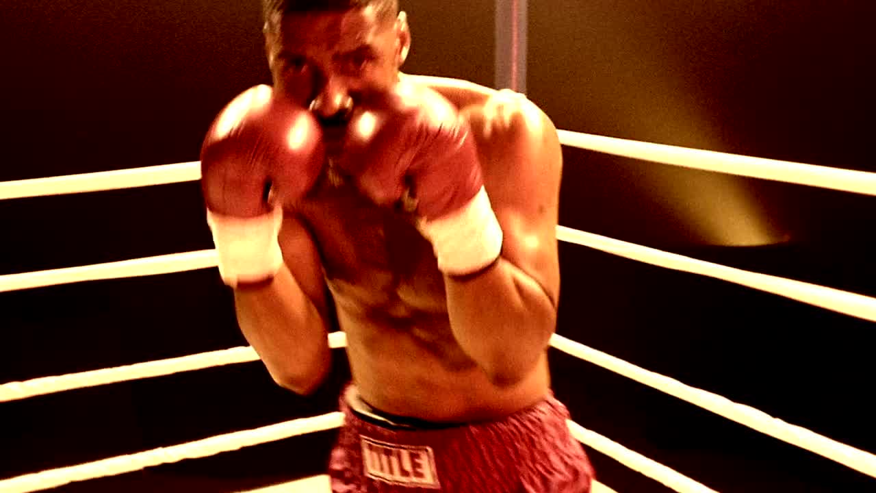 慢动作中镜头黑色拳击手在拳击场与相机对打视频素材