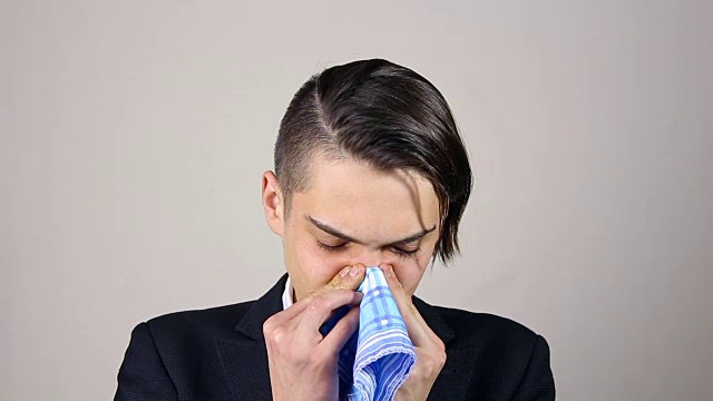 病人用纸巾擤鼻子视频素材