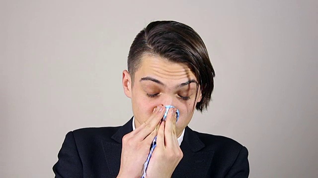 病人用纸巾擤鼻子视频素材