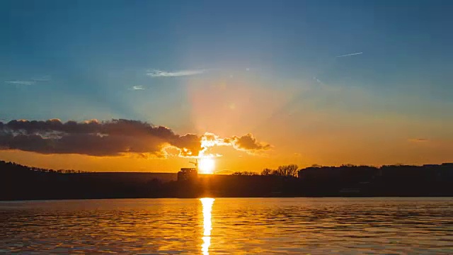 日落在湖上的时间流逝视频素材