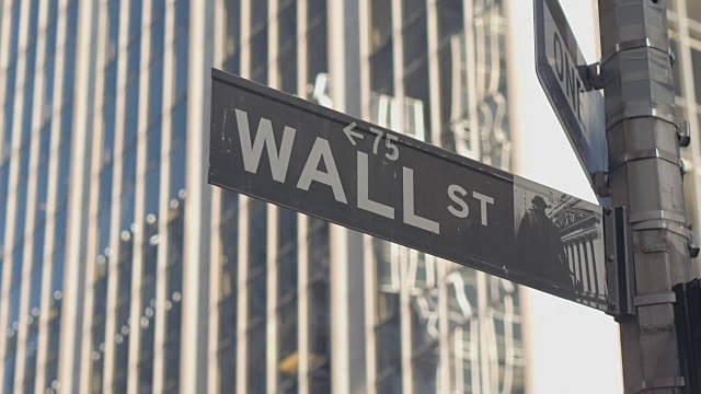 特写:曼哈顿下城金融区著名的华尔街标志视频下载