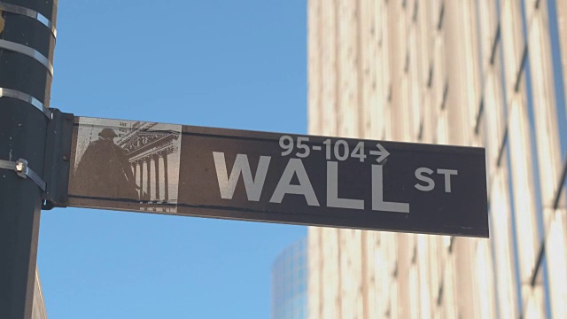 近距离观察:纽约曼哈顿下城金融区标志性的华尔街标志视频下载