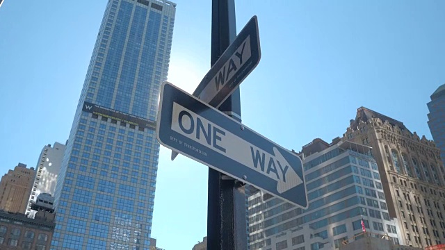 特写:在晴朗的日子里，纽约的蓝天映衬下的单向街道标志视频下载