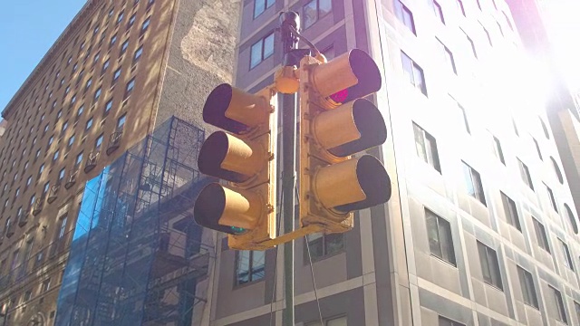 特写:纽约市独特的黄色红绿灯悬挂在阳光明媚的夏日视频下载