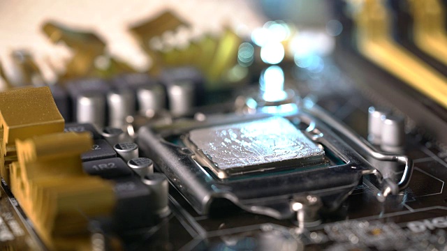 技术人员将CPU微处理器插入主板插座视频下载